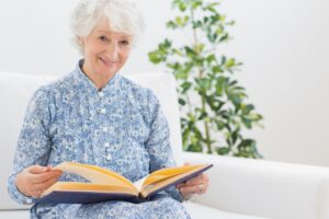 Бабушка читает книгу